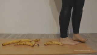 Sneaker-girl Stacy – Crushing Bananas
