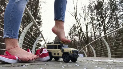 Sneaker-girl Red-queen – Army Truck Crush