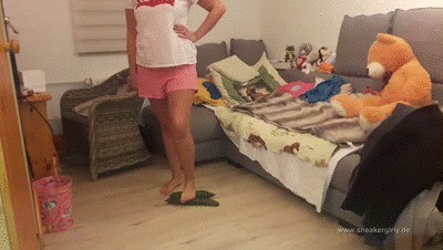 Sneaker-girl Zoey – Crushing Cucumbers Under Bare Feet