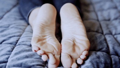 I Play With My Toes And Touch My Feet 4k
