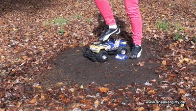 Sneakergirly – Rc Truck Crush